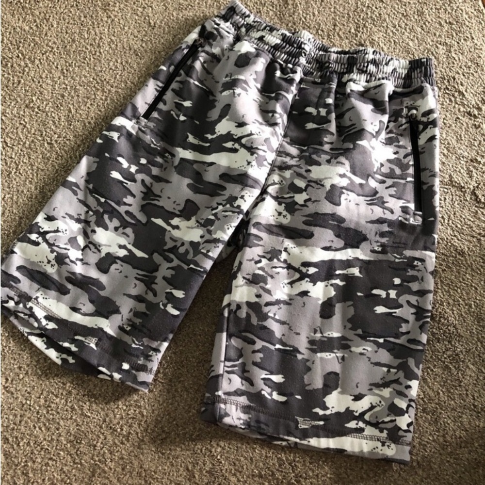 SPLIT gray camouflage sweat shorts in size M